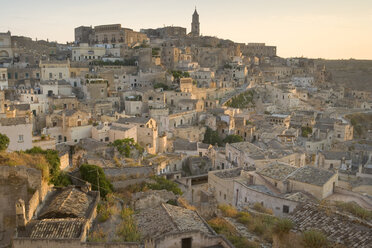 Blick von oben über die Dächer der historischen italienischen Stadt. - MINF08813