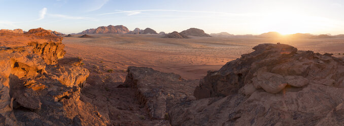 Wüstenlandschaft mit Felsen bei Sonnenuntergang. - MINF08829