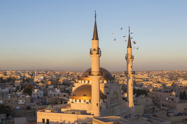 Stadtbild bei Sonnenuntergang, mit Moschee und Minaretten im Vordergrund. - MINF08831