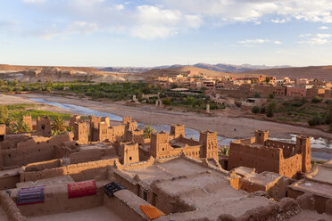 Blick von oben auf die Dächer von Ait Ben Haddou Ksar, Atlasgebirge, Marokko. - MINF08836