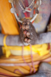 Nahaufnahme der Hände eines Buddhisten bei einer Gebetsgeste. - MINF08841