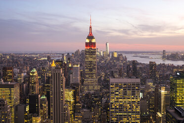 Stadtbild von Manhattan, New York, USA, in der Abenddämmerung, Blick nach Süden, mit dem beleuchteten Empire State Building in der Mitte. - MINF08844