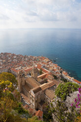 Blick von oben über die Dächer der traditionellen Häuser und der Kirche in einer Stadt am Mittelmeer. - MINF08858