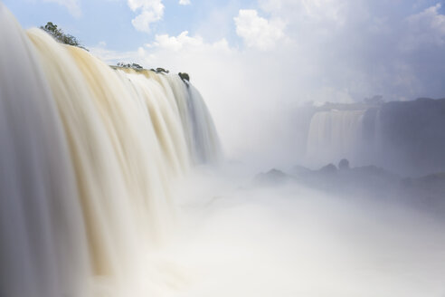 Blick entlang der Iguacu, Iguazu, Fälle, Cataratta Foz do Iguacu, Parana, Iguazu Nationalpark, Brasilien. - MINF08877