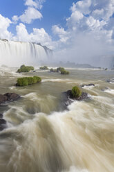 Blick entlang der Iguacu, Iguazu, Fälle, Cataratta Foz do Iguacu, Parana, Iguazu Nationalpark, Brasilien. - MINF08879