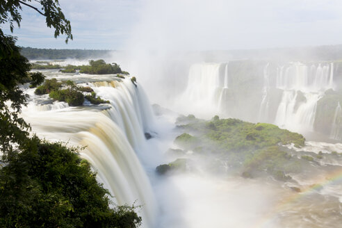 Blick entlang der Iguacu, Iguazu, Fälle, Cataratta Foz do Iguacu, Parana, Iguazu Nationalpark, Brasilien. - MINF08880