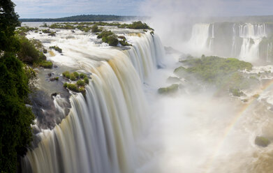 Blick entlang der Iguacu, Iguazu, Fälle, Cataratta Foz do Iguacu, Parana, Iguazu Nationalpark, Brasilien. - MINF08881