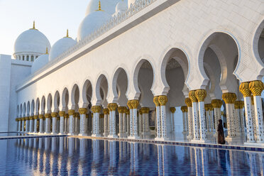 White colonnade of Sheikh Zayed Mosque and blue fountain, Abu Dhabi, United Arab Emirates. - MINF08887