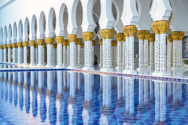 White colonnade of Sheikh Zayed Mosque and blue fountain, Abu Dhabi, United Arab Emirates. - MINF08888