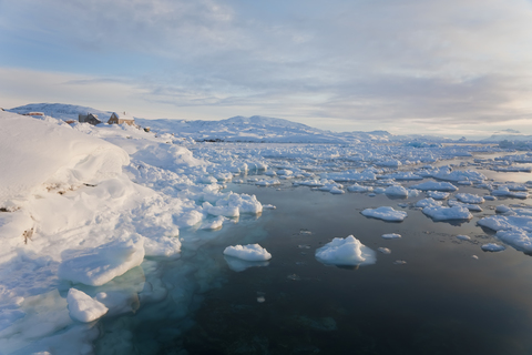 Winterlandschaft mit Eisplatten, die auf der Meeresoberfläche schwimmen., lizenzfreies Stockfoto