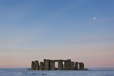 Ansicht von Stonehenge, Wiltshire, England bei Sonnenaufgang im Winter., lizenzfreies Stockfoto