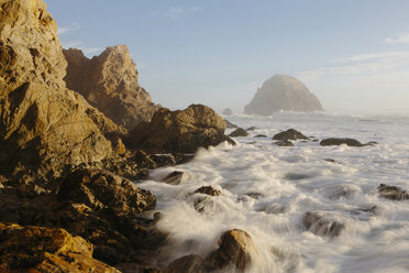 Seascape with breaking waves over rocks at dusk. - MINF08903