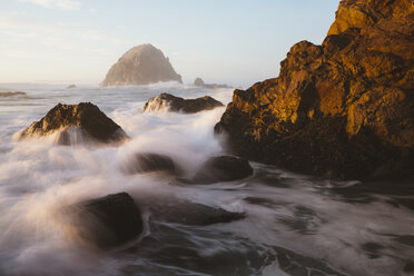 Seascape with breaking waves over rocks at dusk. - MINF08904