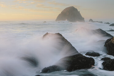 Seascape with breaking waves over rocks at dusk. - MINF08906
