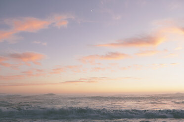 Meereslandschaft mit bewölktem Himmel bei Sonnenuntergang. - MINF08908