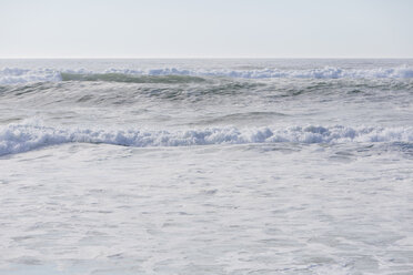 Seascape with breaking waves on sandy beach. - MINF08910