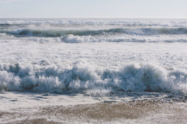 Meereslandschaft mit brechenden Wellen am Sandstrand. - MINF08911