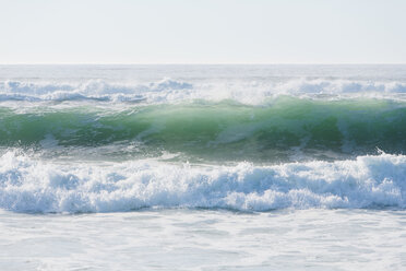 Seascape with breaking waves on sandy beach. - MINF08912