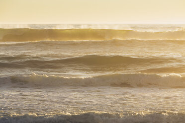 Meereslandschaft mit brechenden Wellen unter bewölktem Himmel bei Sonnenuntergang. - MINF08913