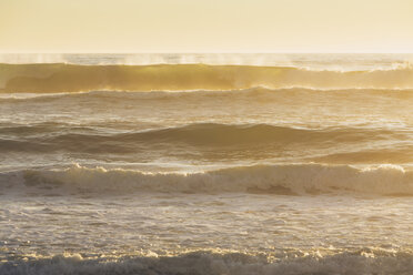 Seascape with breaking waves under cloudy sky at sunset. - MINF08913