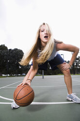 Action-Shot einer Frau beim Basketballspielen. - AURF00569