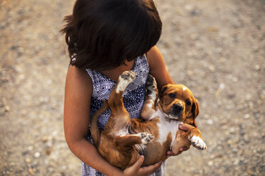 Girl holding puppy in her arms - ACPF00233