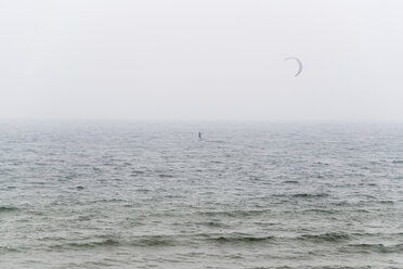 Portugal, Kite-Surfer auf dem Meer - CHPF00497