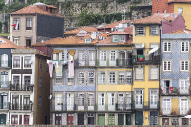 Portugal, Porto, row of houses at Douro - CHPF00498