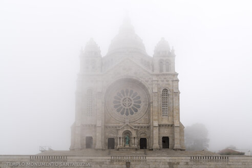 Portugal, Viana do Castelo, Wallfahrtskirche auf dem Monte Santa Luzia bei Dunst - CHPF00502