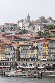 Portugal, Porto, Blick auf die Altstadt mit dem Fluss Douro im Vordergrund - CHPF00513
