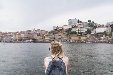 Portugal, Porto, Rückenansicht einer Frau mit Rucksack vor dem Fluss Douro - CHPF00514