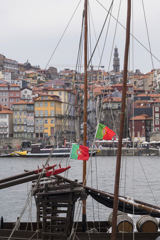 Portugal, Porto, Blick auf die Altstadt mit dem Fluss Douro und einem Segelschiff im Vordergrund, lizenzfreies Stockfoto