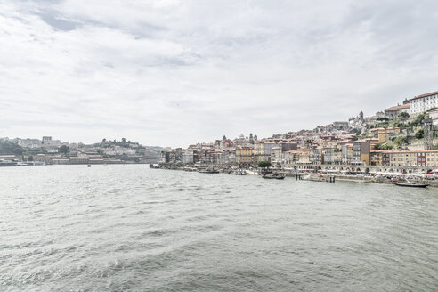 Portugal, Porto, Blick auf die Stadt mit dem Fluss Douro im Vordergrund - CHPF00516