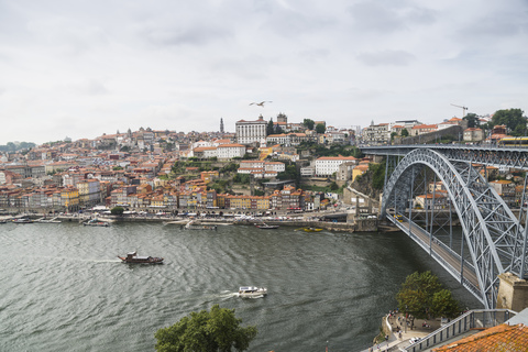 Portugal, Porto, Blick auf die Stadt und die Brücke Ponte Luiz I über den Fluss Douro von Vila Nova de Gaia aus, lizenzfreies Stockfoto