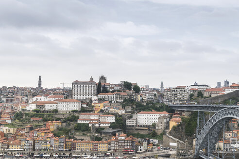 Portugal, Porto, Blick auf die Stadt und die Ponte Luiz I Brücke von Vila Nova de Gaia aus - CHPF00519