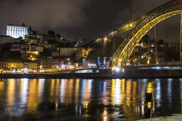 Portugal, Porto, Blick auf die Stadt und die Brücke Ponte Luiz I über den Fluss Douro bei Nacht - CHPF00522
