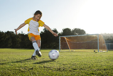 Ein junges Mädchen spielt Fußball auf einem Fußballplatz in Los Angeles, Kalifornien. - AURF00580