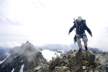 Bergsteiger auf dem Gipfel des Mount Septimus, Strathcona Park, British Columbia. - AURF00603