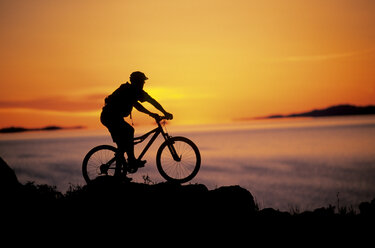 Motorradfahrer bei Sonnenuntergang auf Antelope Island, Utah. - AURF00606