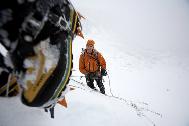 Beim Eisklettern klettern zwei Männer an der steilen Stirnwand des Gletscherkessels der Tuckerman's Ravine. - AURF00618