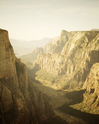 Aussicht vom Observation Point im Zion National Park, Utah, aus einem hohen Winkel. - AURF00619