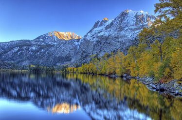 Herbstfarben und schneebedeckte Gipfel säumen den Silver Lake in der östlichen Sierra, Kalifornien. - AURF00641