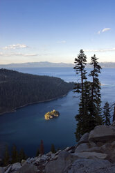 Fannette Island ist im späten Nachmittagslicht in der Emerald Bay beleuchtet; Lake Tahoe, CA. - AURF00647