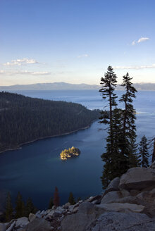 Fannette Island ist im späten Nachmittagslicht in der Emerald Bay beleuchtet; Lake Tahoe, CA. - AURF00647