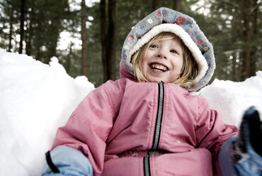 Mädchen spielt im Schnee an einem Wintertag. - AURF00659