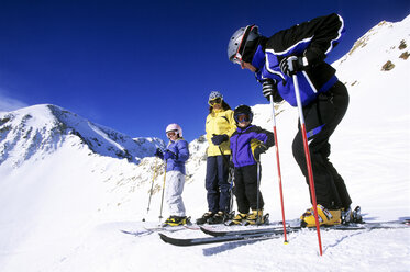 Familie auf den Pisten von Snowbird, Utah - AURF00664