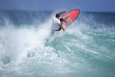 Ein junger Mann beim Surfen am Rocky Point an der Nordküste von Oahu, Hawaii. - AURF00675