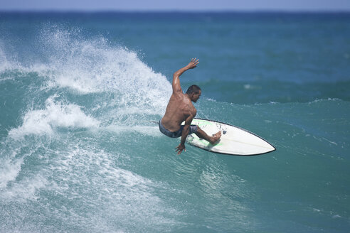 Ein junger Mann beim Surfen am Rocky Point an der Nordküste von Oahu, Hawaii. - AURF00676
