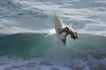 Ein junger Mann beim Surfen in Makapuu, auf der Ostseite von Oahu, Hawaii. - AURF00680