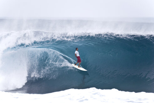 Ein junger Mann surft mit viel Geschick und Stil in der Pipeline an der Nordküste von Oahu, Hawaii. - AURF00681